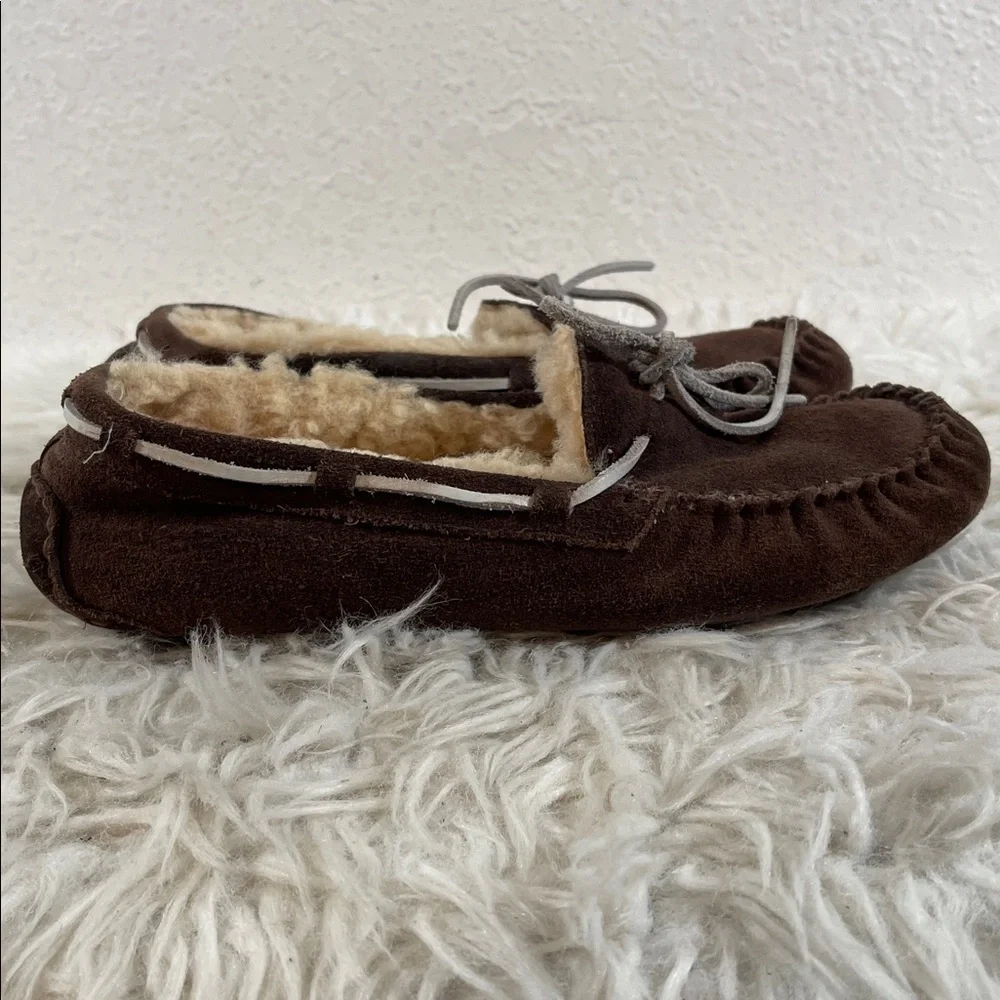 UGG AUSTRALIA DAKOTA 5133 SUEDE LEATHER SIZE 8 BROWN MOCCASIN SLIP ON SLIPPERS - Picture 3 of 11